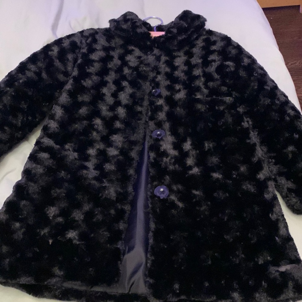 Girls black super soft fancy warm coat 6x and in excellent condition.